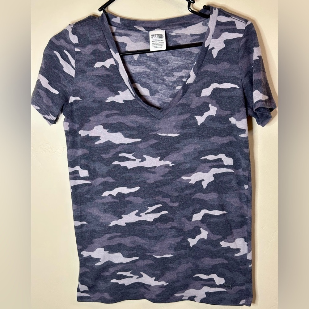 PINK Victoria's Secret XS Gray Camo Classic V-Neck Tee - P2P 19”